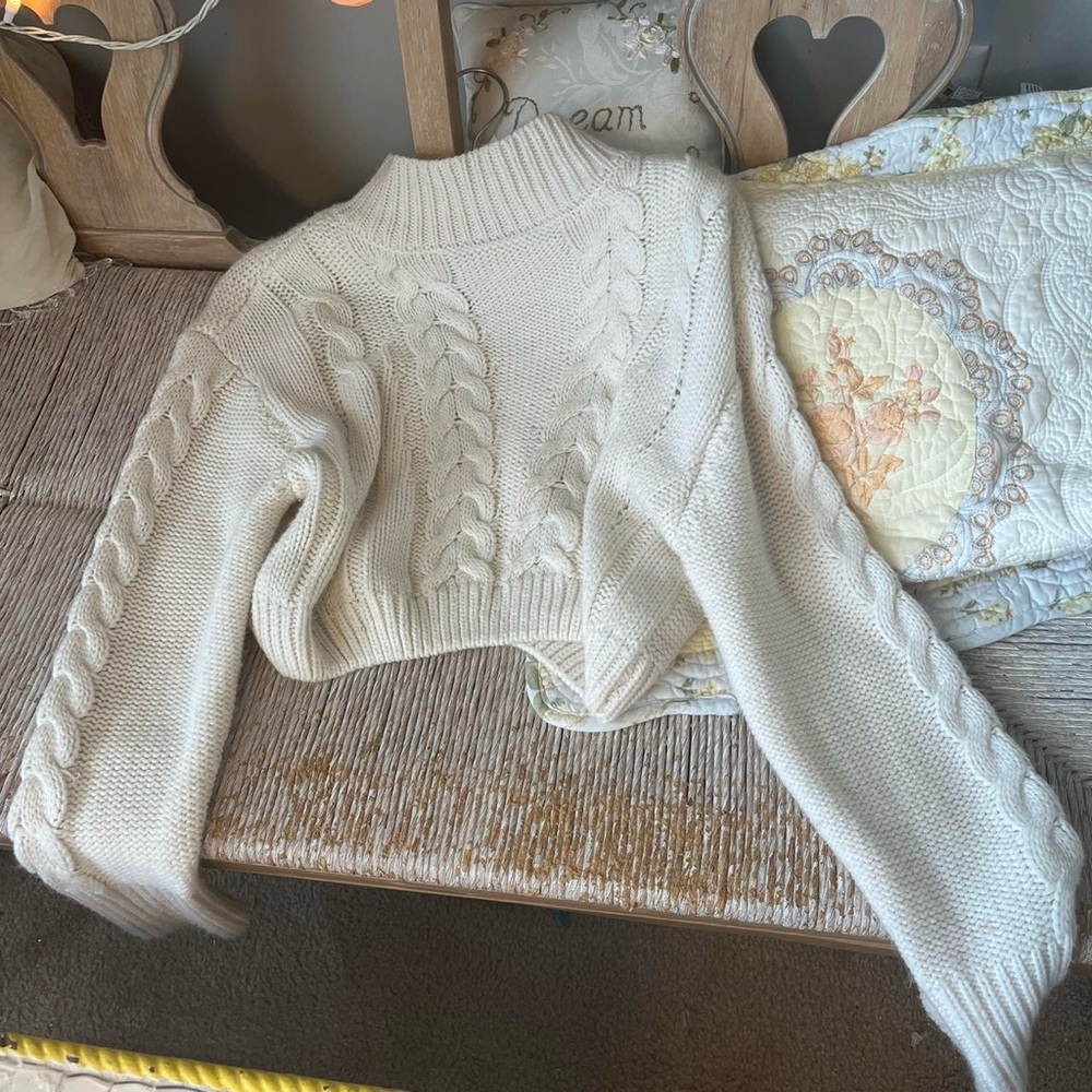 Adorable cream cable knit cropped sweater 🪽